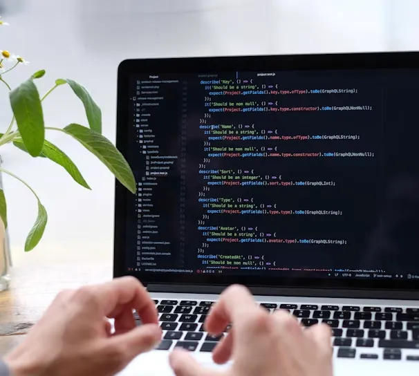 Desenvolvedor programando no notebook